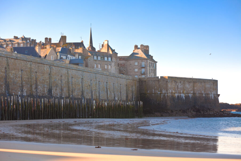 saint-malo-remparts-maree-haute-bretagne-corsaire