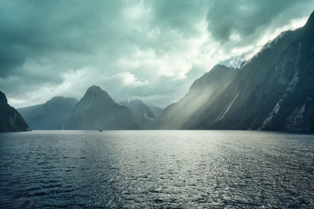milford-sound-nouvelle-zelande-famille-croisiere-fjord-enfants-nature
